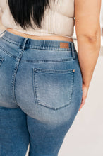 Load image into Gallery viewer, Judy Blue High Rise Cool Denim Pull On Capri Jeans
